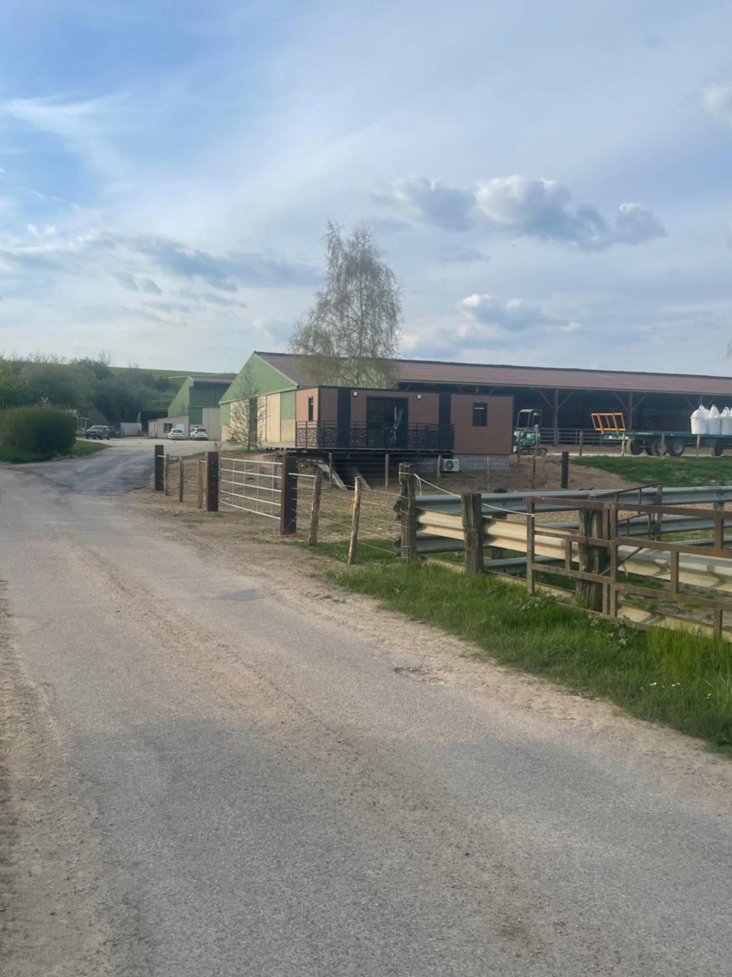 Вилла Au Coeur De La Ferme 2 Lacroix-sur-Meuse Экстерьер фото